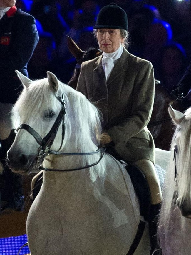 Walau usianya sudah hampir berkepala tujuh, Putri Anne masih berkuda. Namun, ia berkuda hanya untuk prosesi kerajaan tertentu. Seperti yang ia lakukan di perayaan ulang tahun ke-90 Ratu Elizabeth II. (Foto: Getty Images)