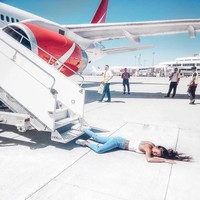 Biasanya orang akan memajang foto dengan wajah dan pose cantik di Instagram. Namun belakangan muncul tren aneh yang memperlihatkan orang-orang tersungkur ke tanah. Dinamakan falling stars challenge, tantangan ini pertama kali tren di Rusia. Foto: Instagram @yusupova_rus