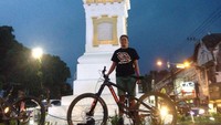 Nih saat Tiara berada di Tugu Yogyakarta bersama sepedannya.(tiara_andini_prastika/Instagram)