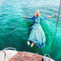 Berbeda dari orang kebanyakan wanita ini memilih untuk tersungkur ke lautan memakai busana lengkap. Foto: Instagram @psyho_yulia