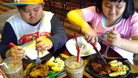Sepertinya Fairel memang doyan steak ya? Foto ini jadi buktinya saat ia hendak menyantap steak lagi. Foto: Instagram fairel_sbi