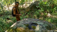 Ini adalah Batu Tapak Putri yang terkenal di Ciamis. Tepatnya letaknya di Gunung Putri, Dusun Cipaku Girang, Kecamatan Cipaku, Kabupaten Ciamis Jawa Barat. (Dadang Hermansyah/detikTravel)