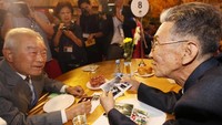 Digelarnya reuni langka ini merupakan imbas dari mencairnya hubungan kedua Korea beberapa waktu setempat. Pemimpin Korut Kim Jong-Un dan Presiden Korsel Moon Jae-In menyepakati reuni warga Korut dan Korsel ini dalam pertemuan mereka pada April lalu. Foto: Yonhap via REUTERS