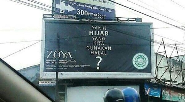Pada billboard yang tersebar, tertulis kalimat, “Yakin hijab yang kita gunakan halal?”. Pertanyaan tersebut dirasa menyudutkan merek hijab lainnya. Zoya pun meminta maaf karena mendapat banyak kecaman dari berbagai pihak. (Foto: Instagram)