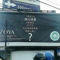 Pada billboard yang tersebar, tertulis kalimat, “Yakin hijab yang kita gunakan halal?”. Pertanyaan tersebut dirasa menyudutkan merek hijab lainnya. Zoya pun meminta maaf karena mendapat banyak kecaman dari berbagai pihak. (Foto: Instagram)