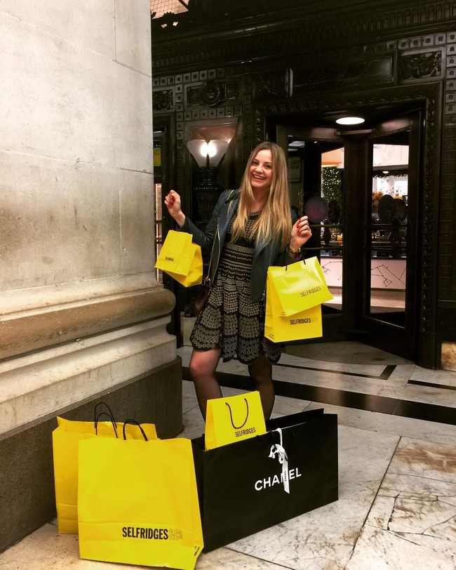 Wanita 25 tahun itu diberikan fasilitas luar biasa mewah oleh orangtunya. Di London, Julia tinggal di kawasan elite. Tempat ia tinggal di samping department store high-end di London, Harrods. (Foto: Instagram)