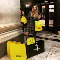 Wanita 25 tahun itu diberikan fasilitas luar biasa mewah oleh orangtunya. Di London, Julia tinggal di kawasan elite. Tempat ia tinggal di samping department store high-end di London, Harrods. (Foto: Instagram)