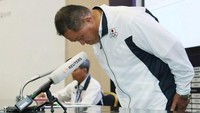 Ketua Kontigen Jepang, Yasuhiro Yamashita, yang menggelar konferensi pers di Jakarta mengumumkan pemulangan ini, membungkukkan badan untuk meminta maaf atas perilaku keempat atlet dari negaranya itu. Foto: AFP PHOTO/JIJI PRESS