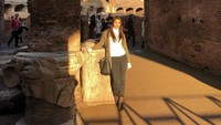 Liburan ke Roma, Aseel tak lupa untuk berfoto di depan Colosseum. Diketahui, Colosseum merupakan salah satu objek wisata utama di Roma (@aseel/Instagram)