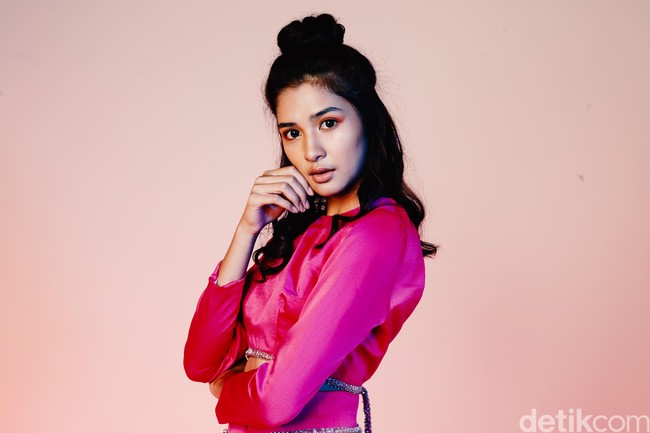 Mikha TambayongArtis lain yang juga diketahui berdarah Manado adalah Mikha Tambayong. Aktris sekaligus penyanyi tersebut mengawali kariernya dengan mengikuti pemilihan GADIS Sampul di 2008 sebelum membintangi sinetron Kepompong. Foto: Asep Syaifullah