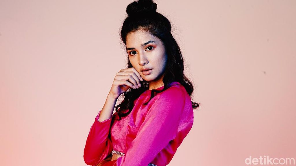 Berawal Ingin Jadi Penyanyi, Mikha Tambayong Loncat ke Gadis Sampul