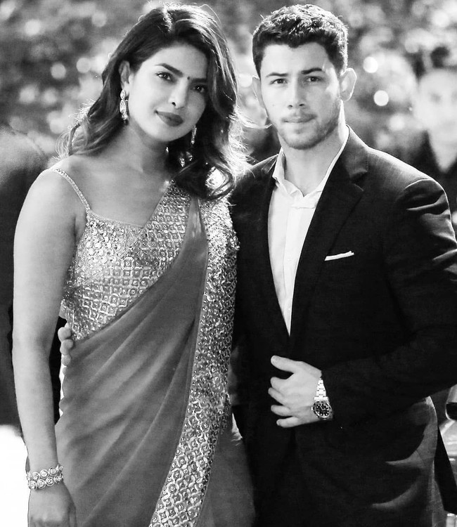 22 Juni 2018: Setelah Nick mengenalkan Priyanka ke keluarganya, kini giliran Priyanka yang membawa penyanyi 25 tahun itu ke kampung halamannya di India. Keduanya pergi ke Mumbai untuk mengenalkan Nick ke keluarga Priyanka.  Foto: Instagram (@ __priyankachoprafc)