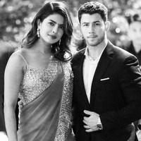 22 Juni 2018: Setelah Nick mengenalkan Priyanka ke keluarganya, kini giliran Priyanka yang membawa penyanyi 25 tahun itu ke kampung halamannya di India. Keduanya pergi ke Mumbai untuk mengenalkan Nick ke keluarga Priyanka.  Foto: Instagram (@ __priyankachoprafc)