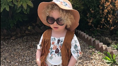Aksi Menggemaskan Fashionista Cilik yang Super Imut