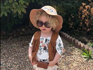 Aksi Menggemaskan Fashionista Cilik yang Super Imut