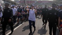 Direktur Konsumer Bank BRI Handayani turut berlari mengusung Obor/Torch Relay Asian Games ke XVIII sejauh 350 Meter yang dimulai dari seberang Kantor Pusat Bank BRI Jalan Jenderal Sudirman menuju Simpang Susun Semanggi. Foto: dok. INASGOC