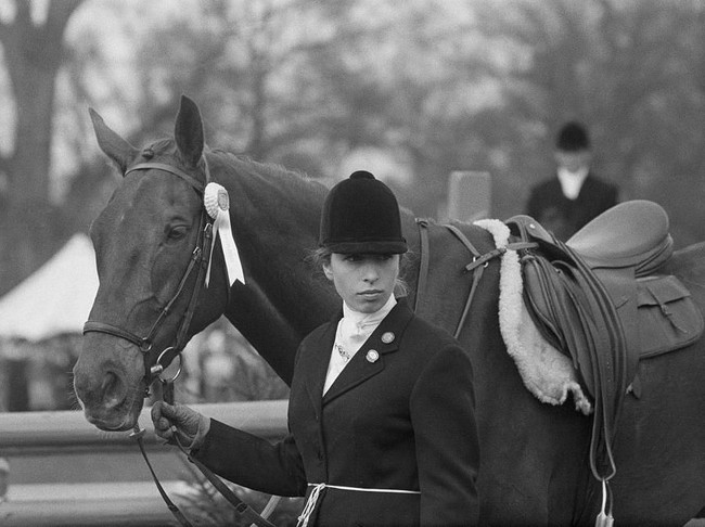 Di balik sosoknya yang elegan dan anggun, Putri Anne juga berjiwa sporty. Berkuda adalah olahraga favoritnya, bahkan sampai menjadikan anak kedua Ratu Elizabeth II itu atlet berkuda profesial atau equestrian. (Foto: Getty Images)