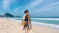 Ini liburannya saat berada di Pantai Copacabana, Brasil. (janice_man/Instagram)
