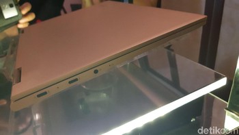 Laptop ini dapat digunakan dalam tiga mode, yaitu stand, tent, dan tablet.  (Foto: detikINET/Virgina Maulita Putri)