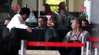 Pantauan detikcom di gedung KPK, Jalan Rasuna Said, Jakarta Selatan, Astera sudah tiba sejak pukul 10.00 WIB. Dia langsung menuju lobi dan sempat duduk beberapa menit.