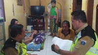 Boro-boro mobil mewah Pak, kayak apa itu bentuknya. Saya kaget anak saya KTP-nya pernah hilang, jadi pernah ada yang utang di bank juga pakai nama dia. Itu bosnya pakai atas nama gitu. Lihat mobilnya saja nggak pernah saya, belum pernah dibawa ke sini, kata ayah Dedeh bernama Rusdi.  (Foto: Nur Azizah Rizki Astuti/detikcom)