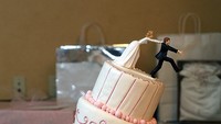 Biasanya konsep istana selalu jadi tema andalan untuk membuat kue pernikahan. Nah kalau yang ini beda. Kue bertingkat ini seolah sengaja dibuat miring dan boneka pasangan pengantinnya seolah mau jatuh. Foto: Istimewa