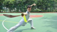 Edgar Xavier terlihat sangat gagah dan keren ketika berlatih Wushu menggunakan sebuah pedang di tangannya. (instagram/edgarmarvelo)