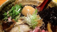 Kuah ramen yang satu ini berwarna hitam. Ini karena pemakaian garam panggang. Kreasi ramen ini milik salah satu gerai ramen di dekat Stasiun Seibu Shinjuku, Tokyo. Foto: kacchan3779