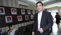 Sam tiba di Polda Metro Jaya sekitar pukul 10.40 WIB. Dia ditemani kuasa hukumnya, Fahri Timur.
