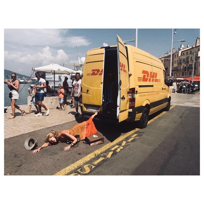 Walau jatuh, para influencer tetap harus terlihat cantik baik dari segi pose, busana, hingga latar belakang foto. Foto: Instagram @arizona_muse