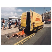 Walau jatuh, para influencer tetap harus terlihat cantik baik dari segi pose, busana, hingga latar belakang foto. Foto: Instagram @arizona_muse