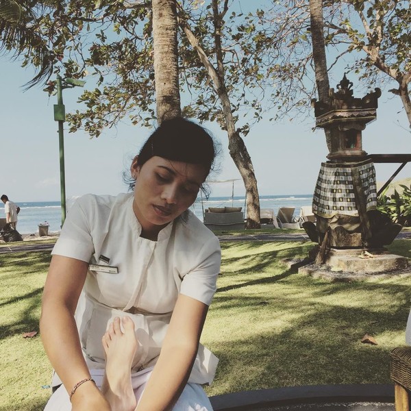 Kalau ke Bali memang paling pas untuk mencoba treatment spa tradisional. Mau coba spa tradisional di pinggir pantai Nusa Dua Bali seperti Lindswell? (lindswell_k/Instagram) Kalau ke Bali memang paling pas untuk mencoba treatment spa tradisional. Mau coba spa tradisional di pinggir pantai Nusa Dua Bali seperti Lindswell? (lindswell_k/Instagram)