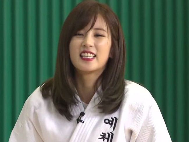 Tak hanya memiliki suara merdu, Chorong A Pink juga dikenal memiliki keahlian dalam seni bela diri Hapkido. Memiliki sabuk hitam, Chorong pernah berpartisipasi dalam International Youth Martial Arts Culturan Exchange 2008. Ia pun sudah mempelajari bela diri sejak berusia sembilan tahun. Foto: ist.