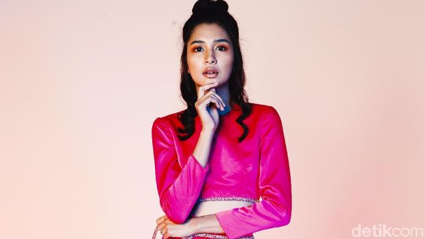 Mikha Tambayong saat pemotretan Celeb of The Month 