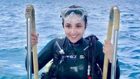 Saat ke Maldives, dia tidak melewatkan kesempatan diving (parineetichopra/Instagram) 