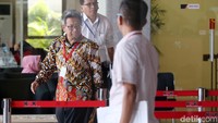 Astera yang memakai baju batik cokelat bermotif kuning.
