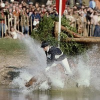 Sang Princess Royal pun tercebur ke dalam kubang. Beruntung, ia tidak terluka parah dan langsung bangkit dengan kondisi basah kuyup. (Foto: Getty Images)