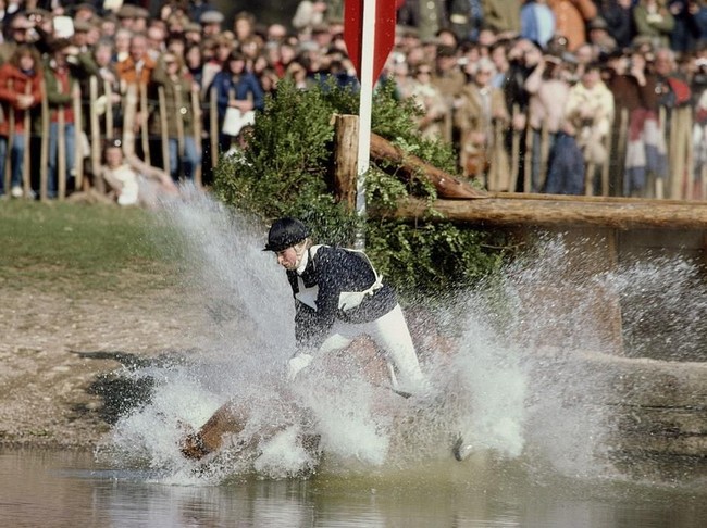 Sang Princess Royal pun tercebur ke dalam kubang. Beruntung, ia tidak terluka parah dan langsung bangkit dengan kondisi basah kuyup. (Foto: Getty Images)