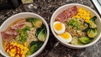  Kalau ingin ramen dengan topping banyak sayur, bisa buat kreasi ramen yang satu ini. Tak hanya berisi telur rebus dan daging asap, tapi juga berisi jagung rebus dan sawi. Foto: little_lotte625 