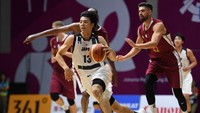 Takuya Hashimoto (berbaju putih) saat sedang bertanding melawan Qatar dalam Asian Games 2018 di Jakarta pada 16 Agustus lalu. Dia bersama tiga rekannya ketahuan menggunakan jasa PSK di Jakarta usai bertanding melawan Qatar. Foto: AFP PHOTO/Anthony WALLACE