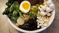 Ramen berkuah bening ini tertutupi banyak topping. Mulai dari jamur enoki, telur rebus hingga iga sapi panggang. Telurnya sengaja dibuat setengah matang. Nyam! Foto: ollytinytyler 