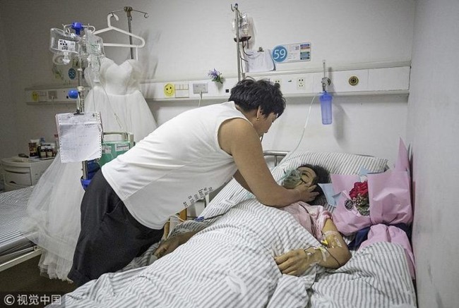 Seorang pria bernama Yang Feng merasakan duka mendalam karena tunangannya meninggal akibat kanker beberapa saat sebelum mereka melaksanakan pernikahan di rumah sakit. Yang Feng memutuskan menikahi Xiao Hui setelah ia mengetahui bahwa kondisi tunangannya makin buruk akibat kanker darah. Namun, belum sempat mengikat janji suci pernikahan, Xiao Hui menghembuskan napas terakhirnya. Foto: Dok. Weibo