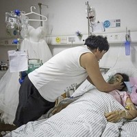 Seorang pria bernama Yang Feng merasakan duka mendalam karena tunangannya meninggal akibat kanker beberapa saat sebelum mereka melaksanakan pernikahan di rumah sakit. Yang Feng memutuskan menikahi Xiao Hui setelah ia mengetahui bahwa kondisi tunangannya makin buruk akibat kanker darah. Namun, belum sempat mengikat janji suci pernikahan, Xiao Hui menghembuskan napas terakhirnya. Foto: Dok. Weibo