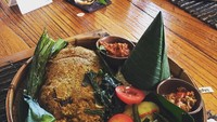 Berlibur ke Bali, Lindswell makan siang dengan menu ayam bumbu Bali, sayuran, sambal bawang, hingga sambal matah yang segar. Foto: Instagram @lindswell_k