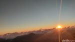 Foto: Menikmati Eksotisnya Golden Sunrise Prau