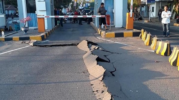 Penampakan Jalan Retak di Pelabuhan Kayangan Lombok Utara