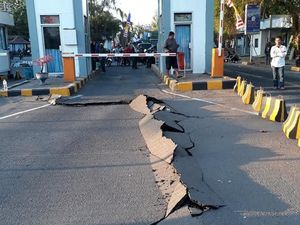 Penampakan Jalan Retak di Pelabuhan Kayangan Lombok Utara