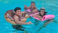 Tanoai melepas penat dengan berenang bareng keluarganya. Atas dedikasinya, Tanoai pernah diganjar penghargaan sebagai Stuntman of The Year. (Instagram/@samoanstuntman) 