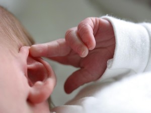 Cara agar Telinga Bayi Tidak Sakit Saat Naik Pesawat