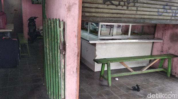 Heboh 4 Koper Mencurigakan Tersimpan Depan Warteg di Bandung